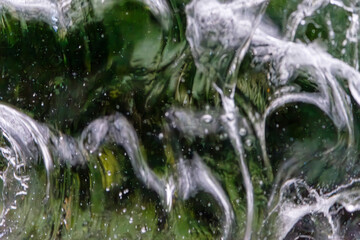 流れる水の抽象的な波紋テクスチャ