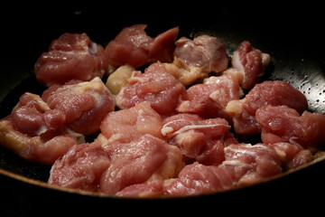 鳥もも肉を焼いている様子