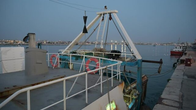 peschereccio ormeggiato nel porto di bari