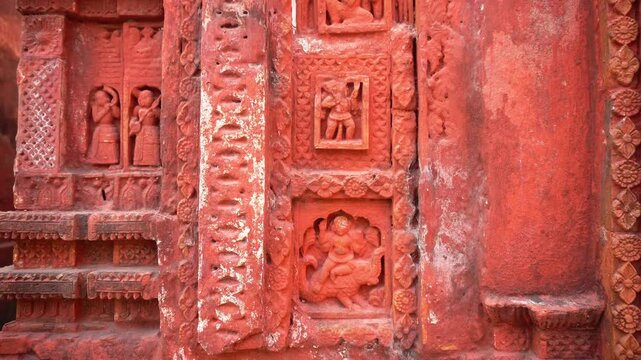 The red brick architecture is evident on the outer walls of this temple which the social system, culture and civilization of that time blossomed.Currently, the paintings are almost destroyed.