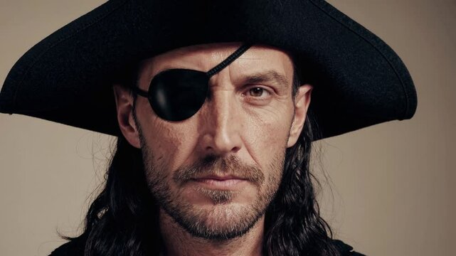 Portrait d&rsquo;un pirate au cache-&oelig;il et chapeau tricorne

