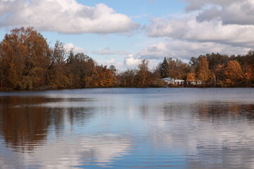 Fototapeta premium A lake with a house in the background