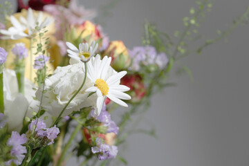A beautiful arrangement of colorful roses and daisies