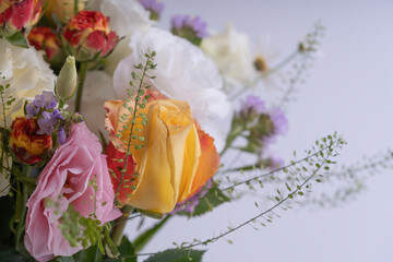 A beautiful arrangement of colorful roses and daisies