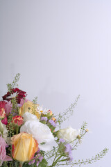 A beautiful arrangement of colorful roses and daisies