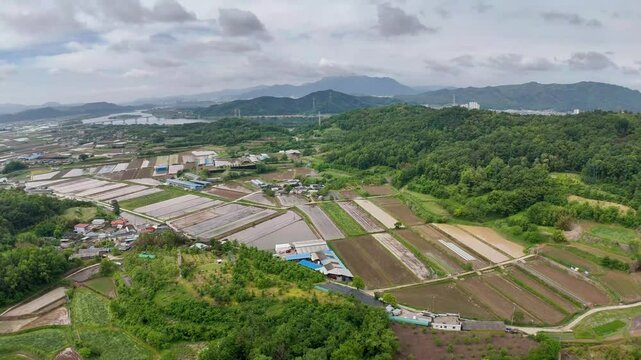 2025년 5월 17일, 구미시 해평면 낙성리 농촌 항공 영상 (비상업용)비닐하우스와 작업장, 하천과 다리 등이 어우러져 있는 장면입니다. 공공시설이 포함되어 있어 비상업용(에디토리얼) 콘텐츠로 등록됩니다.