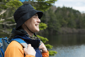 登山やトレッキングをする人のクローズアップの横顔　景色を眺める
