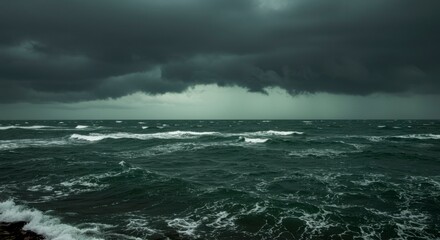 Obraz premium Stormy sea under dark clouds