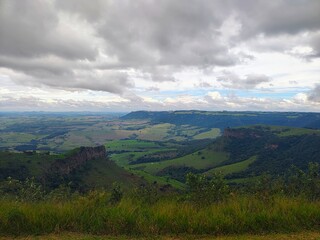 Paisagem do horizonte com numvem no ceu e a vista do vale verde