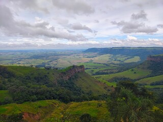 Paisagem do horizonte com numvem no ceu e a vista do vale verde