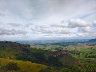 Paisagem do horizonte com numvem no ceu e a vista do vale verde