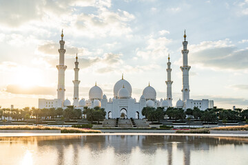 Sheikh zayed grand mosque reflecting at sunset in abu dhabi, united arab emirates