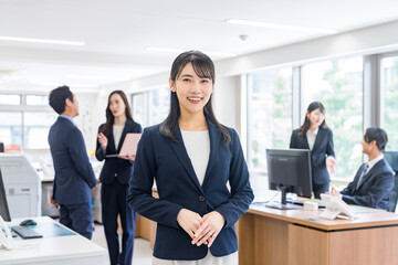 オフィスで働くビジネスウーマン