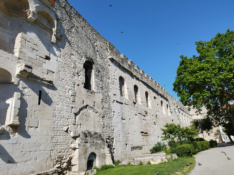 Fototapeta Ancient streets of Europe. Yellow stone houses. Split city in Croatia.