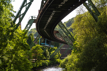 Eine Schwebebahn über dem Flussbett der Wupper in der Nähe der Haltestelle Völklinger Straße in...