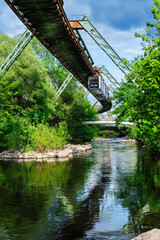 Eine Schwebebahn über dem Flussbett der Wupper in Elberfeld, Wuppertal, Deutschland