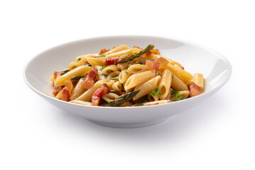 Piatto di penne con asparagi selvatici e guanciale croccante, pasta italiana 