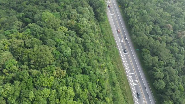 Ve&iacute;culos trafegando na Rodovia &Iacute;ndio Tibiri&ccedil;a, regi&atilde;o de Riacho Grande, cidade de S&atilde;o Bernardo do Campo, estado de S&atilde;o Paulo, Brasil, visto do alto com um drone