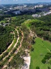 Obraz premium Aerial view of a lush green park and urban landscape.