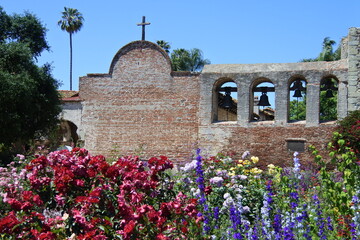 Blumen, Glocken und ein Kreuz in der Mission San Juan Capistrano