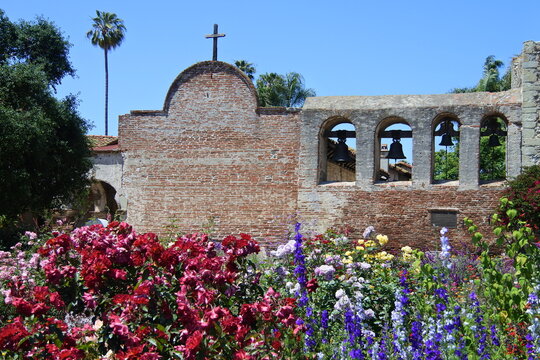 Blumen, Glocken und ein Kreuz in der Mission San Juan Capistrano