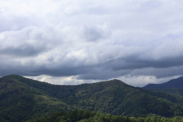 Obraz premium Mountains in the backdrop of a Tennessee highway