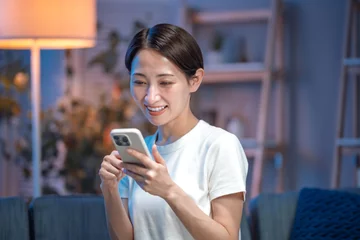 Zelfklevend Fotobehang スマホを使う女性 © naka