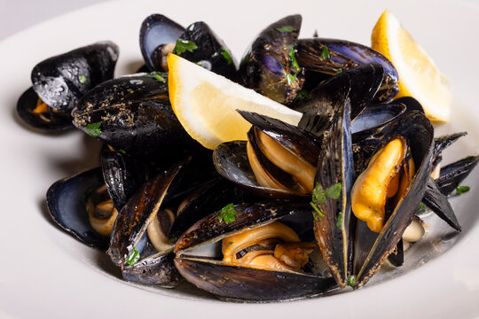 Zuppa di cozze condita con olio, pepe e limone servita in un ristorante di pesce