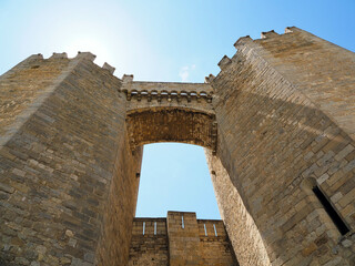 Detalle de los muros y torres a la entrada de Morella,España