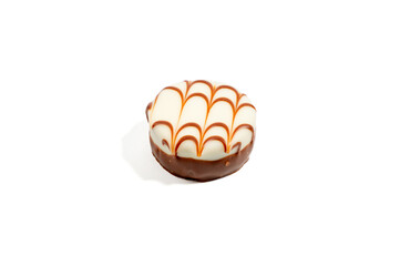 Round praline with a mesh pattern on a white background. This praline stands out with its artistic mesh glaze on white chocolate. The underside is covered in milk chocolate. Visually, it resembles a s