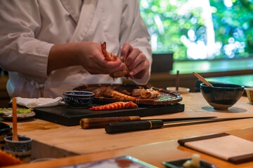 【#料亭】エビの殻をむく板前の手元