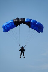 parachutiste militaire voile noire et bleue vertical