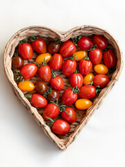 Herzvolle Frische. Bunt gemischte frische und knackige Tomaten im Herz Korb.