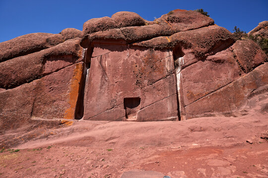 Aramu Muru, also known as the "Gate of the Gods," is a mysterious archaeological site located near the city of Puno in southeastern Peru.