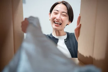  ダンボールを覗く女性 © naka