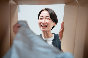 ダンボールを覗く女性