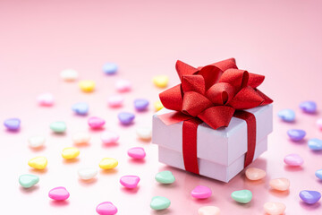 ハートの飾りと赤いリボンのギフトボックス