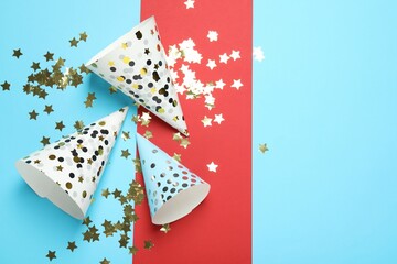 Obraz premium Party hats and festive decor on color background, flat lay. Space for text