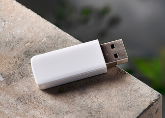 Mockup pendrive, flalsh drive, branco, sobre pedra de cimento concreto. Arte, ilulstração para branding, logomarca, logotipo, logo, ilustração para moodboard.