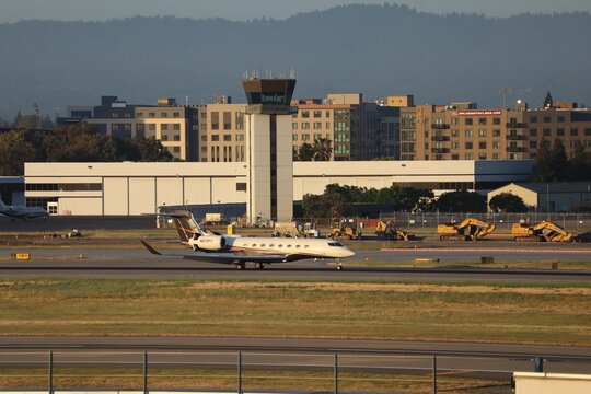 Gulfstream G650ER arriving at San Jose international airport.