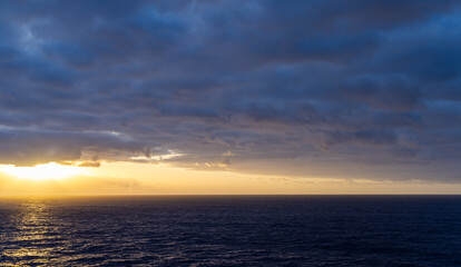 Obraz premium Beautiful Sunset Over the Pacific Ocean Horizon with Vibrant Cloudscape
