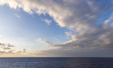Obraz premium Tranquil Ocean View Under Majestic Cloudscape During a Peaceful Day