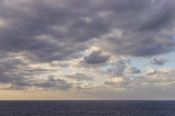 Obraz premium Dramatic Cloudscape Above the Expansive Pacific Ocean at Dusk