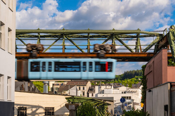 Eine Schwebebahn in einem Industriegebiet in der Nähe der Haltestelle Völklinger Straße in...