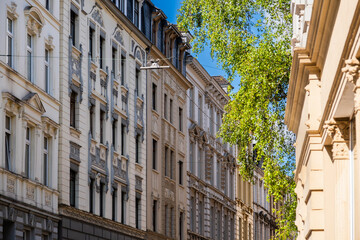Straßenzug mit Altbauten aus der Gründerzeit in Wuppertal, Deutschland