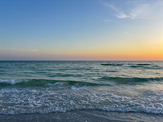 Obraz premium Sunset on gorgeous white quartz sand beach on Siesta Key in Sarasota, Florida