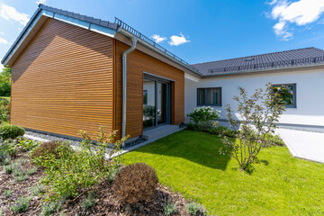 Modernes Flachbauhaus in Wohnsiedlung