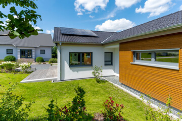 Modernes Flachbauhaus in Wohnsiedlung