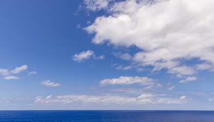 Obraz premium Serene Blue Sky and Ocean with Scenic Cloudscape and Vast Horizon