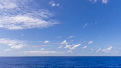 Obraz premium Serene Ocean with Blue Sky and Cloudscape Above Calm Waters